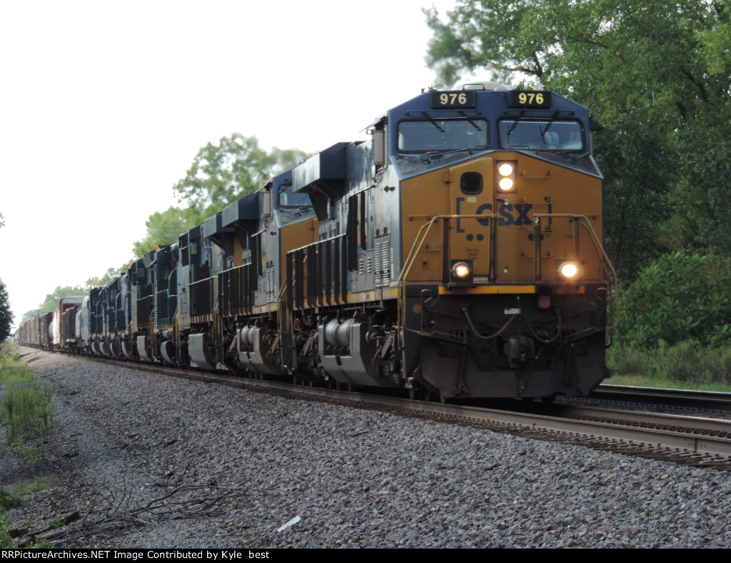 CSX 976 on M560